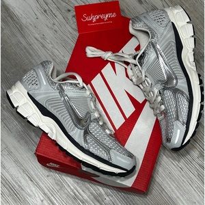 NEW Nike Women’s Zoom Vomero 5 Photon Dust Metallic Silver FD0884-025 Size 7W